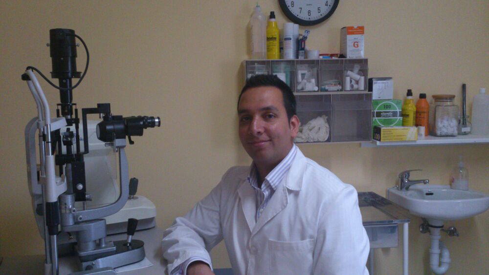 Dr. Navin Rachwani. Oftalmólogos en Cártama