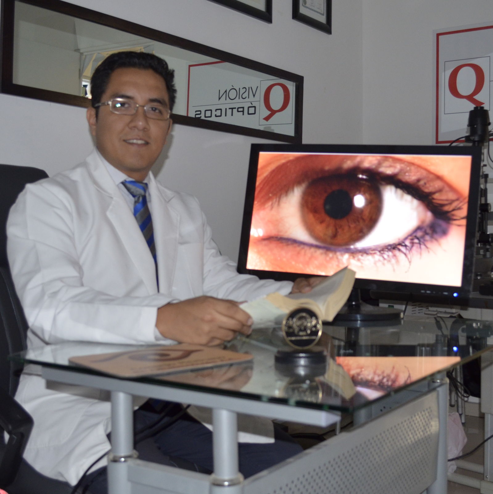Dr. Hugo Valencia Santiago